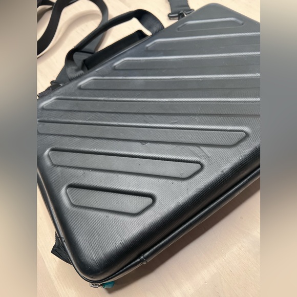 Thule Attaché Laptop Case for 13” MacBook Pro/iPad - Picture 8 of 10